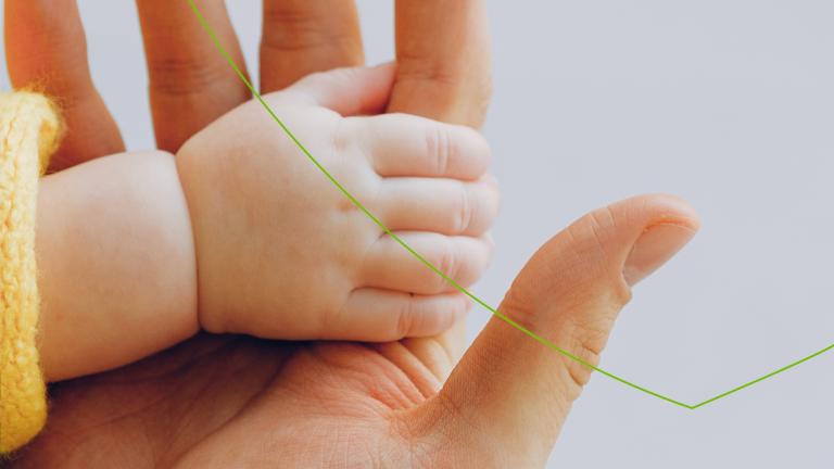 baby handje in de handpalm van een volwassene