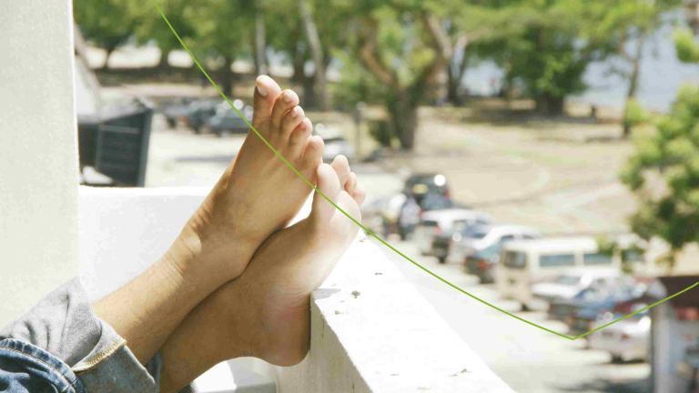 blote voeten op een balkon